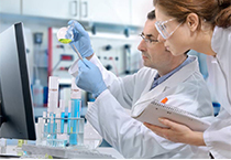 6月9号，，，，，，新宝GG出席了2011中国（南京）国际生物医药相助论坛