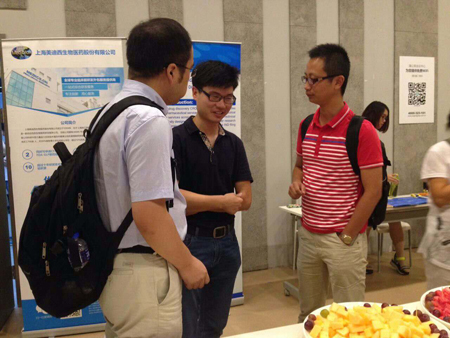 新宝GGCMC部分副主任黄冲和参会职员交流