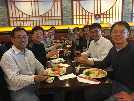 汪俊博士（右3）和专家们介绍新宝GG的最新海内大事记