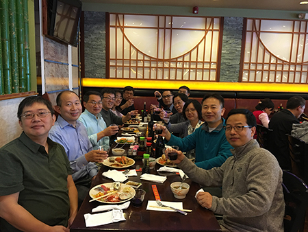 下届SAPA会长刘建博士（左），，新宝GG新泽西客户总监王建锋博士（右5）等专家碰杯庆佳节