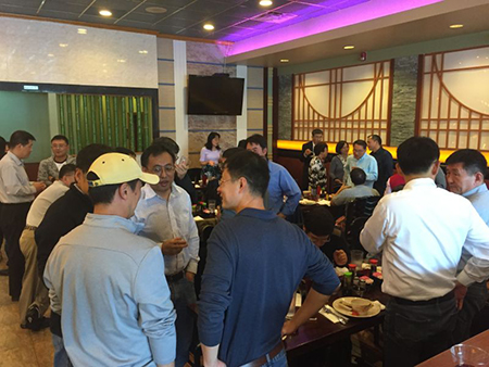 专家们相谈甚欢，，直到黄昏时分，，仍不舍离去