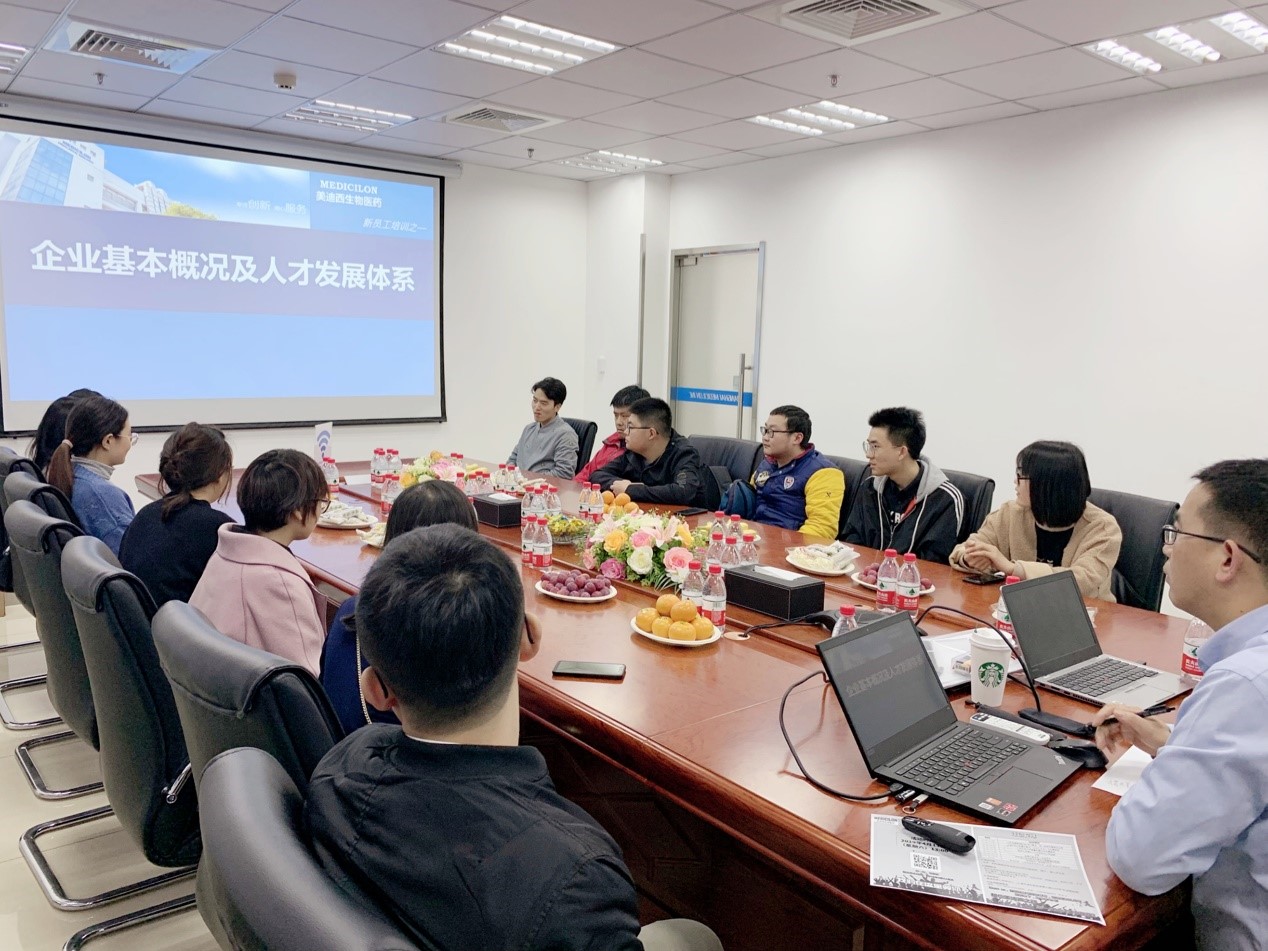 走进新宝GG，，，，，，与学子共话生长