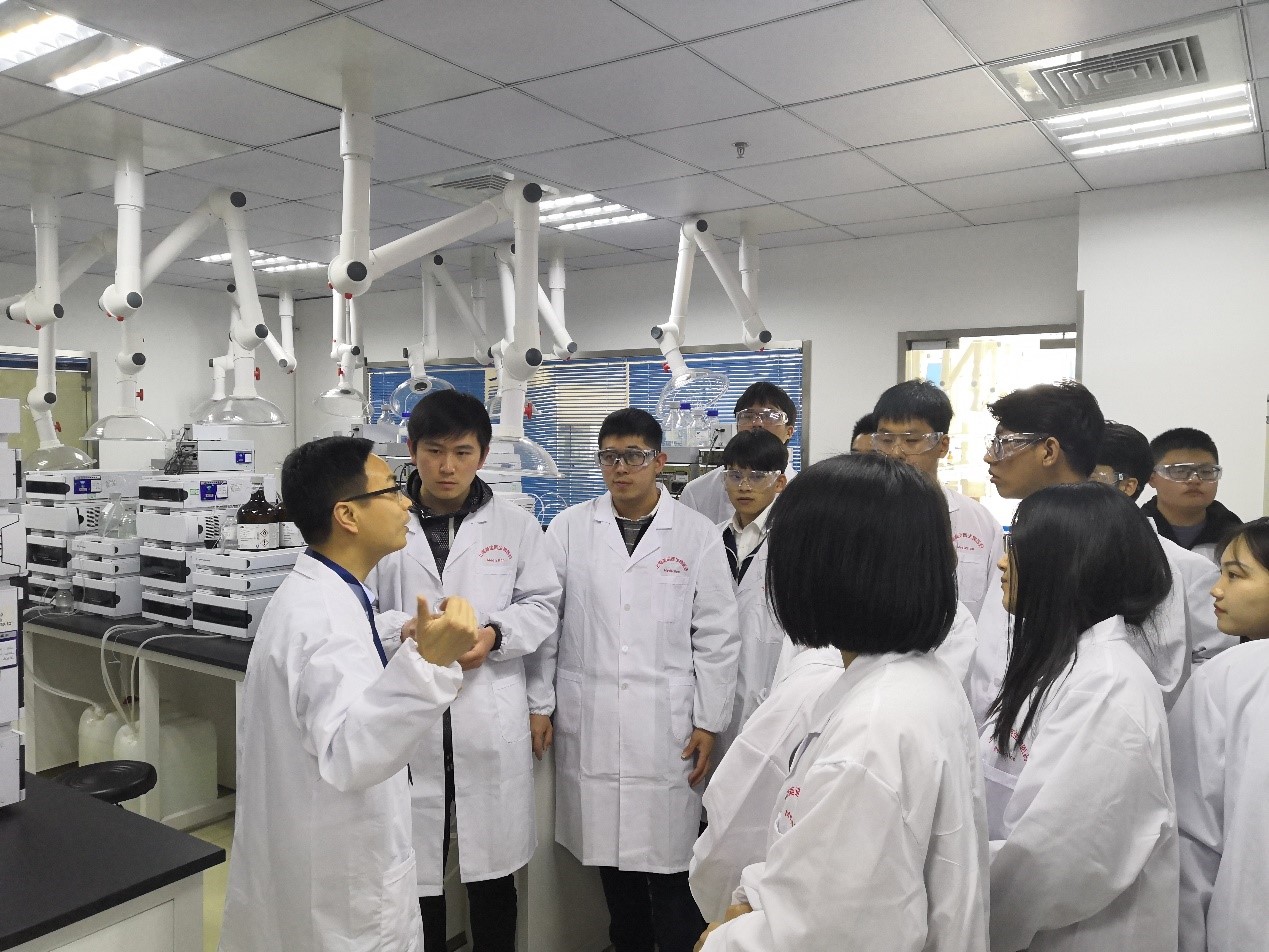 走进新宝GG，，，，，，与学子共话生长