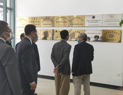 吴清副市长一行听取了新宝GG关于一站式综合研发服务的手艺实力介绍