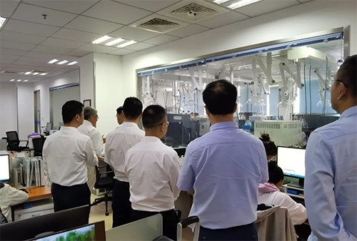 陈博士向导杨副市长一行人旅行了新宝GG规范化的先进实验室，，，解说了药物临床前的研发和IND申报流程。。