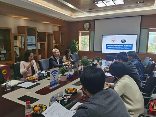 新宝GG首席执行官陈春麟博士，，商务生长部副总裁蔡金娜博士等人热情接待了金能明书记一行。。