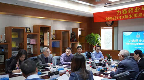 新宝GG首创人&CEO陈春麟博士、化学部与生物部高级副总裁任峰博士、药代动力学与生物剖析部副总裁辛保民博士、商务生长部副总裁蔡金娜博士等出席签约仪式。。。。。。