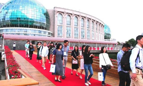 晚宴伊始，，，，，前来加入晚宴的嘉宾们纷纷踏上红毯，，，，，前往码头