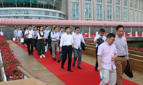 晚宴伊始，，，，，前来加入晚宴的嘉宾们纷纷踏上红毯，，，，，前往码头