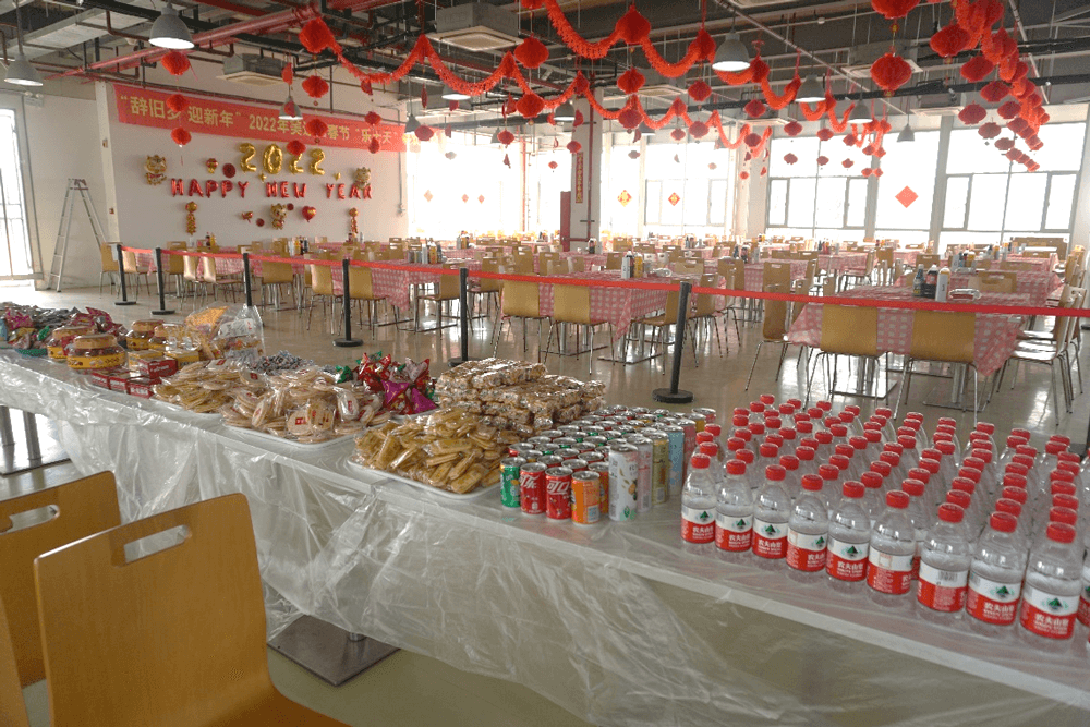 新宝GG还为同伴们准备了水果、零食、饮料等