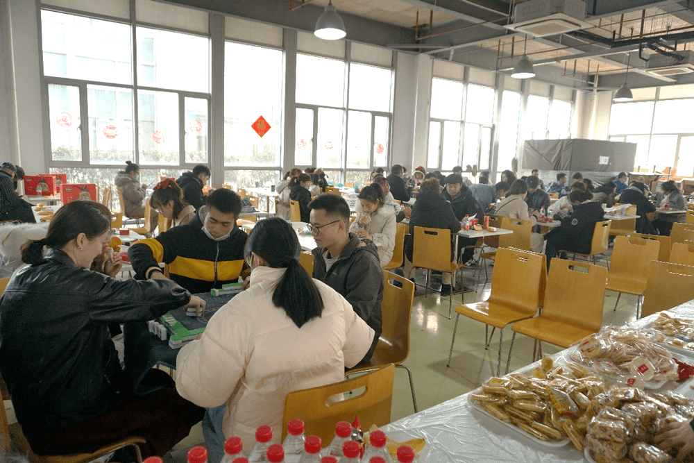 在春节 “乐七天” 活动中，，新宝GG给留沪过春节的员工准备了富厚多彩的活动