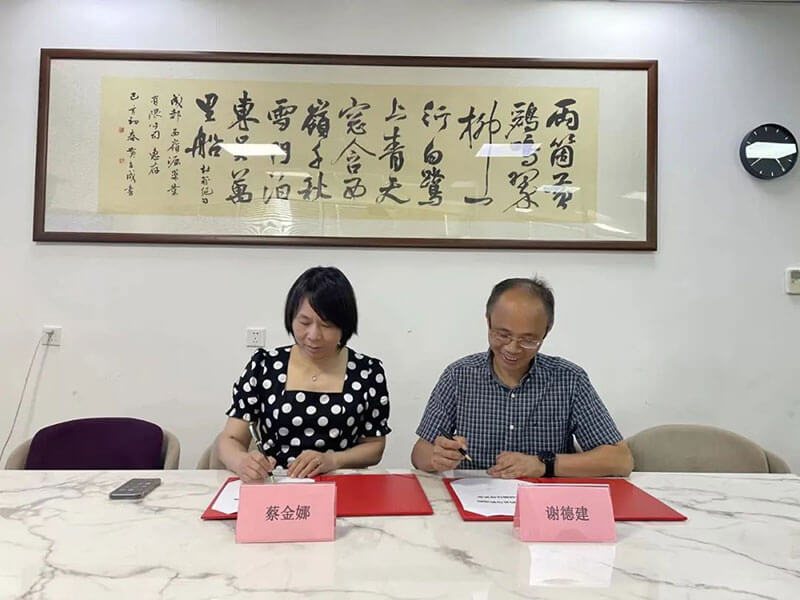 新宝GG与西岭源药业正式签署战略相助协议.jpg 新宝GG与西岭源药业正式签署战略相助协议.jpg