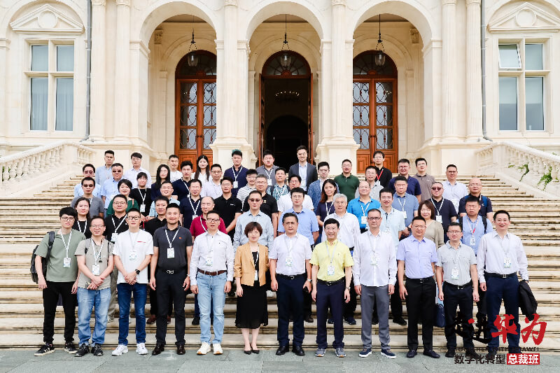 新宝GG陈春麟博士、蔡金娜博士走进华为·数字化转型总裁班，，，，，，共探AI制药新未来.jpg